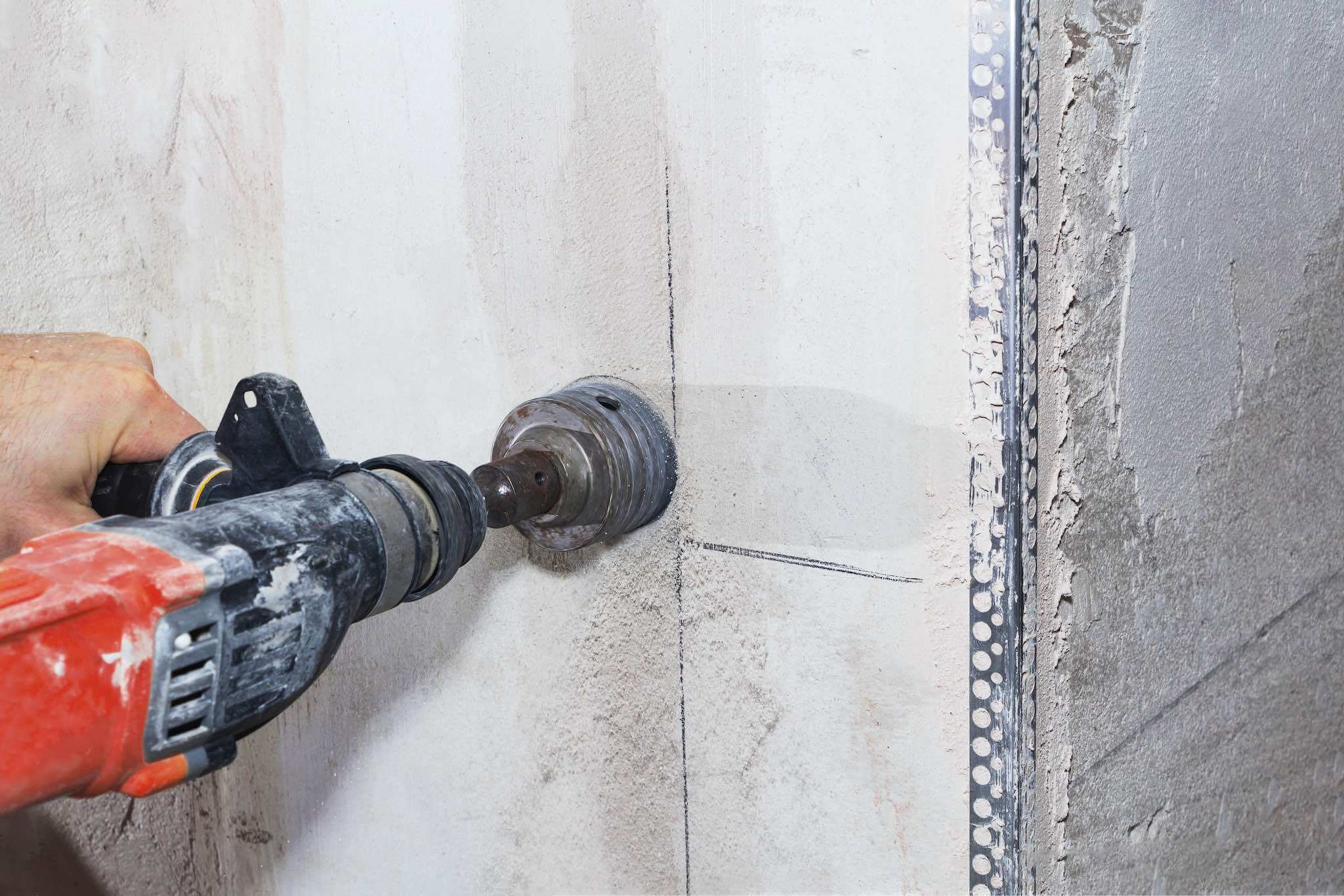 na slici je mala ručna bušilica koja pravi rupu u zidu